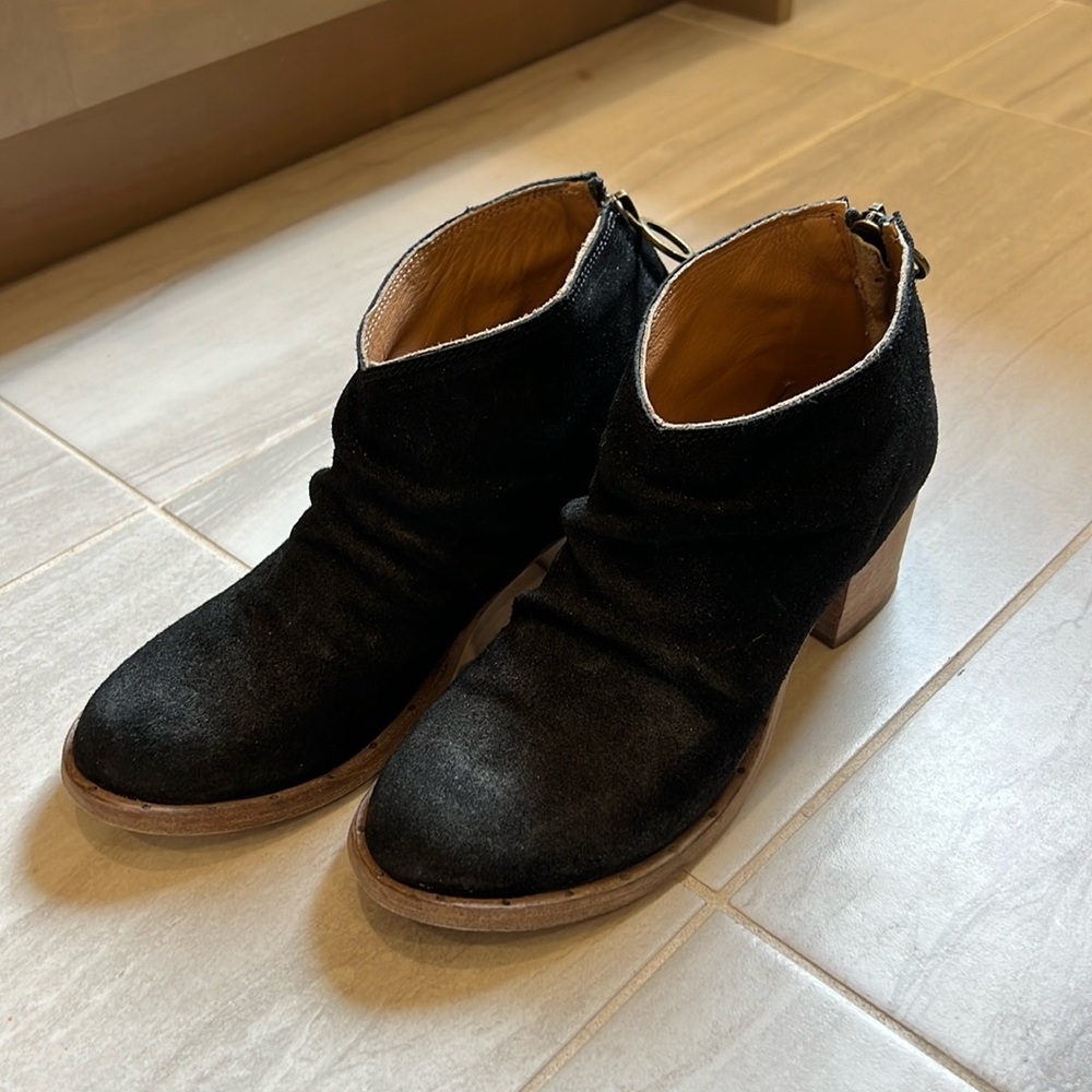 Beek booties, black, size 8.